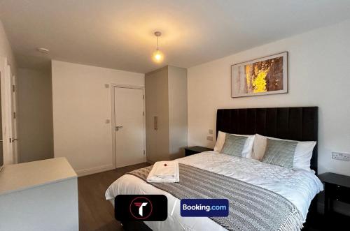 a bedroom with a large bed in a room at Spacious 4 Bedroom By Tara Stays Short Lets & Serviced Accommodation Aldershot With Free WiFi & Garden in Aldershot