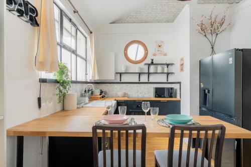 een keuken met een houten tafel en 2 stoelen bij Maison de rêve proche métro et RER in Alfortville