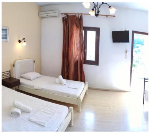 Katil atau katil-katil dalam bilik di Bali