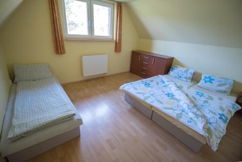 Un pat sau paturi într-o cameră la Privát u Raka