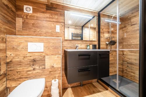 Bilik mandi di Demi-Chalet Les Trolles 6-8 pers