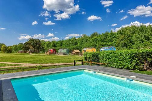 Bazén v ubytování Blue Tiny House with HotTub nebo v jeho okolí