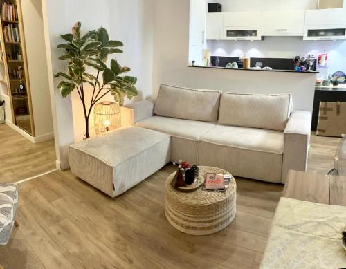 un salon avec un canapé et une table dans l'établissement Appartement zen avec patio et climatisation, en centre-ville, à Nice