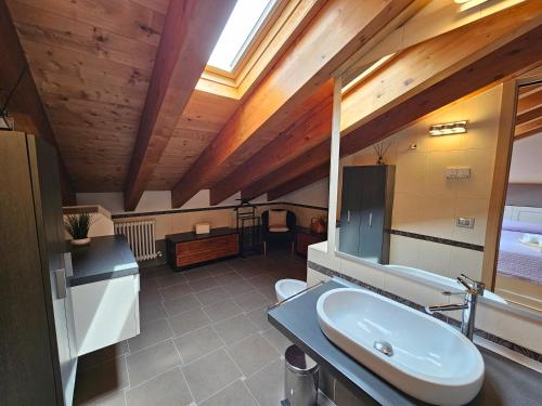 Et badeværelse på VILLA LOVE - Regarda Travel