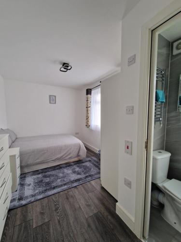 Postel nebo postele na pokoji v ubytování En-suite Mitcham