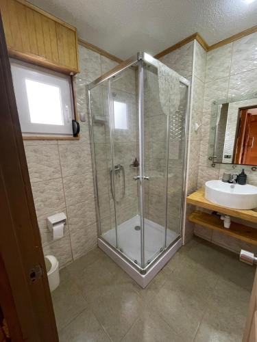a bathroom with a shower and a sink at Acogedora casa cerca del Bosque El Canelo in Algarrobo