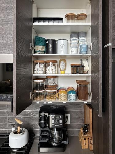 Kuchyň nebo kuchyňský kout v ubytování Gorgeous Midtown Condo