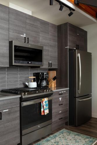 Kuchyň nebo kuchyňský kout v ubytování Gorgeous Midtown Condo