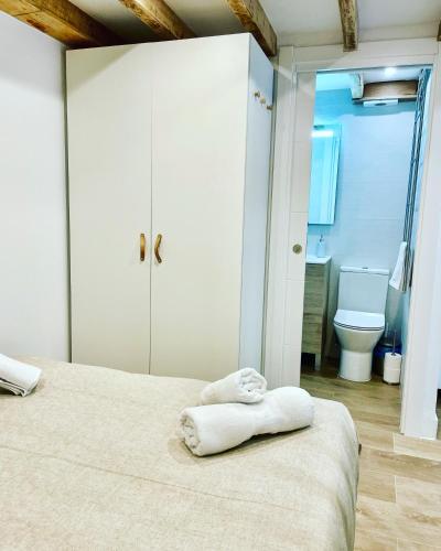 une chambre avec un lit avec des serviettes dessus dans l'établissement Studio COZY avec jardin au centre ville d'Hendaye à 10 minutes d'Espagne, à Hendaye