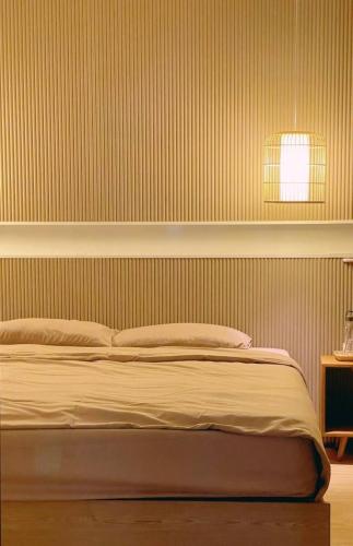 Una cama o camas en una habitación de Wanan Cafe & Boutique Hotel