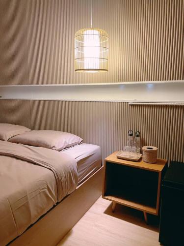 Una cama o camas en una habitación de Wanan Cafe & Boutique Hotel