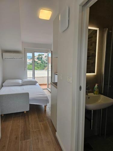 Petit Stay