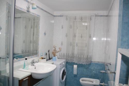 a bathroom with a sink and a washing machine at casa vacanze la mammola in San Giorgio a Cremano