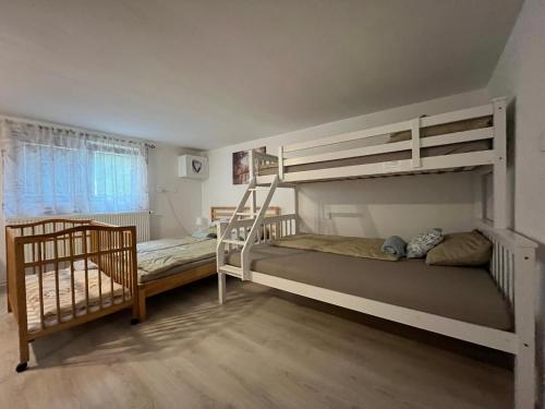 Ένα ή περισσότερα κρεβάτια σε δωμάτιο στο Garden Apartmány