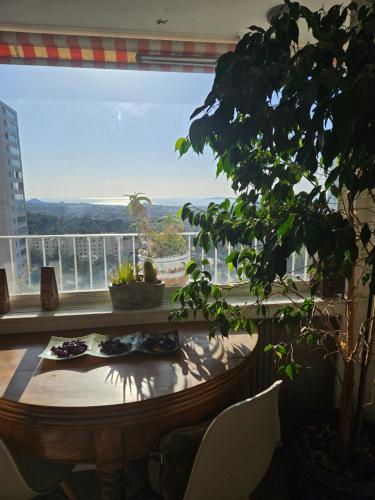 - une table dans une chambre avec une grande fenêtre dans l'établissement Magnifique T3 vue mer Stade Vélodrome calanques, à Marseille