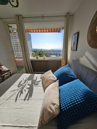 une chambre avec un lit et une fenêtre avec vue dans l'établissement Magnifique T3 vue mer Stade Vélodrome calanques, à Marseille