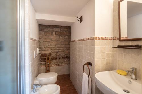 a bathroom with a toilet and a sink at appartamento gli archiccioli in Assisi