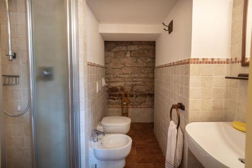 a bathroom with a toilet and a sink at appartamento gli archiccioli in Assisi