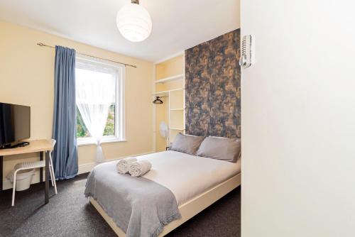 Ένα ή περισσότερα κρεβάτια σε δωμάτιο στο Shirley House 5, Guest House, Self Catering, Self Check in with smart locks, use of Fully Equipped Kitchen, close to City Centre, Ideal for Longer Stays and Fawley contractors