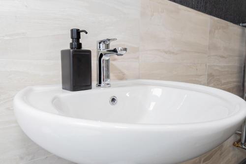 Ένα μπάνιο στο Shirley House 5, Guest House, Self Catering, Self Check in with smart locks, use of Fully Equipped Kitchen, close to City Centre, Ideal for Longer Stays and Fawley contractors