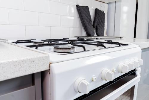 Η κουζίνα ή μικρή κουζίνα στο Shirley House 5, Guest House, Self Catering, Self Check in with smart locks, use of Fully Equipped Kitchen, close to City Centre, Ideal for Longer Stays and Fawley contractors
