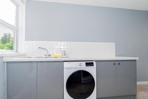 Η κουζίνα ή μικρή κουζίνα στο Shirley House 5, Guest House, Self Catering, Self Check in with smart locks, use of Fully Equipped Kitchen, close to City Centre, Ideal for Longer Stays and Fawley contractors