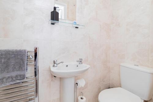 Ένα μπάνιο στο Shirley House 5, Guest House, Self Catering, Self Check in with smart locks, use of Fully Equipped Kitchen, close to City Centre, Ideal for Longer Stays and Fawley contractors