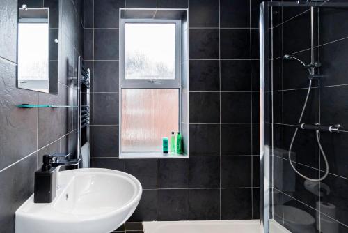 Ένα μπάνιο στο Shirley House 5, Guest House, Self Catering, Self Check in with smart locks, use of Fully Equipped Kitchen, close to City Centre, Ideal for Longer Stays and Fawley contractors