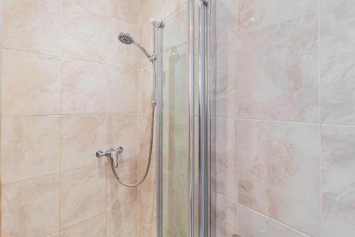 Ένα μπάνιο στο Shirley House 5, Guest House, Self Catering, Self Check in with smart locks, use of Fully Equipped Kitchen, close to City Centre, Ideal for Longer Stays and Fawley contractors