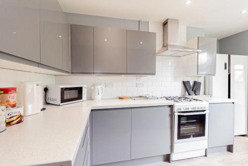 Η κουζίνα ή μικρή κουζίνα στο Shirley House 5, Guest House, Self Catering, Self Check in with smart locks, use of Fully Equipped Kitchen, close to City Centre, Ideal for Longer Stays and Fawley contractors