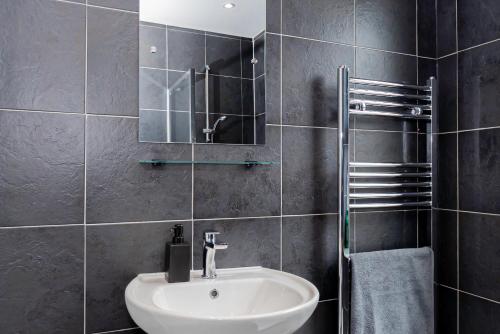 Ένα μπάνιο στο Shirley House 5, Guest House, Self Catering, Self Check in with smart locks, use of Fully Equipped Kitchen, close to City Centre, Ideal for Longer Stays and Fawley contractors