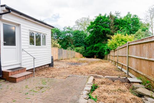 Κήπος έξω από το Shirley House 5, Guest House, Self Catering, Self Check in with smart locks, use of Fully Equipped Kitchen, close to City Centre, Ideal for Longer Stays and Fawley contractors