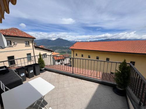 a balcony with a view of a building and mountains at Casa indipendente con terrazzo e posto auto in Cademario