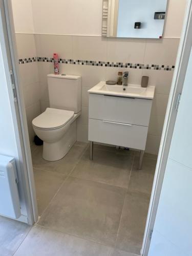 une salle de bain avec toilettes et lavabo dans l'établissement Chambre indépendante Proche du Futuroscope, à Poitiers