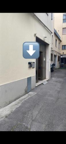 an arrow sign on the side of a building at CAMPARY Casa Vacanze in Pontassieve