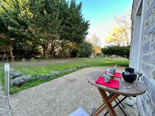 a small table with a vase on top of it at Le domaine de Brie in Châtillon-la-Borde