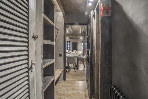 a hallway with a door and a table in a room at Pleta del Tarter Lodge in El Tarter
