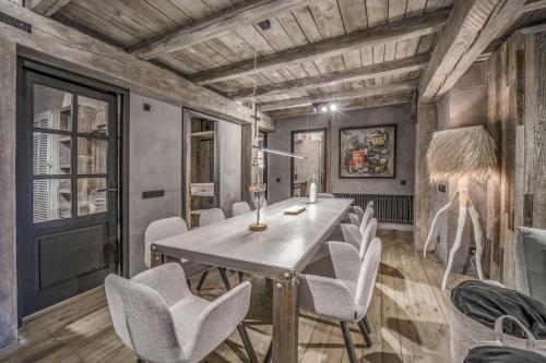 a dining room with a table and chairs at Pleta del Tarter Lodge in El Tarter