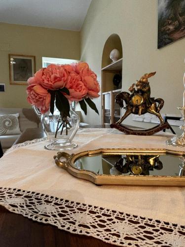 a table with a vase of flowers and a mirror at ALLOGGIO TURISTICO LA CONTESSA in Graffignano