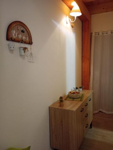 a room with a wooden cabinet with a plate on the wall at Residenza Ronna Razia in Avola