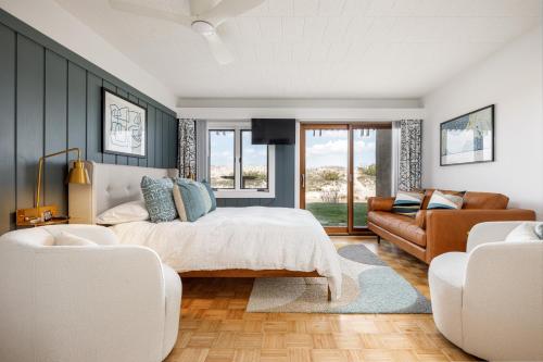 Ένα ή περισσότερα κρεβάτια σε δωμάτιο στο Glen Arbor Riverfront Retreat Steps to Beach!