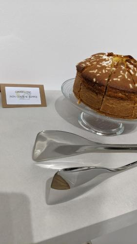 a chocolate cake on a plate on a table at el Zhìgol B&B in Farra di Soligo