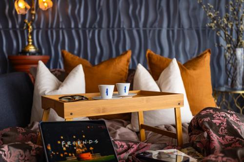 Ruang duduk di Glamorous Luxury 2 Bedroom Apartment in Aeon Towers I Panoramic Views I Free Wi-fi, Gym and Pool I by Bleuspace