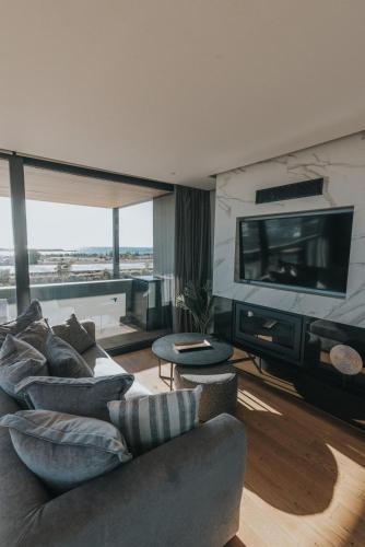 Earth Boutique Apartments next to Stavros Niarchos