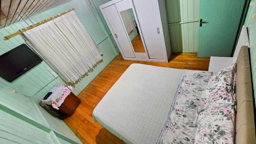 a small room with a bed and a door at Casa de Temporada Doce Luar in Urubici