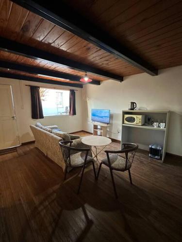 a living room with a couch and a table at Central City in San Andrés de Giles