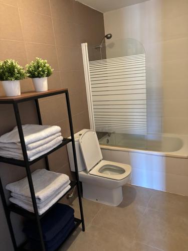 un baño con inodoro y bañera en Capital Seaview, en Carboneras