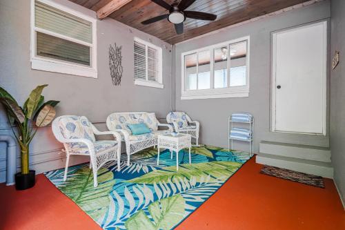 Ruang duduk di Spacious 3BR, Pool, Near Beach & Attractions