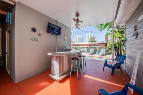 Balkoni atau teres di Spacious 3BR, Pool, Near Beach & Attractions