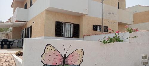 ein Schmetterling an der Wand gemalt in der Unterkunft Farfalla in Vila do Maio